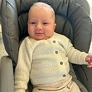 Margaux a rejoint le concours — aidez-le/la à gagner de superbes lots ! baby, baby_seat, child, clothing, comfort, cozy, cushion, cute, face, furniture, hand, indoor, infant, knitwear, pants, portrait, seat, smile, sweater, young_child