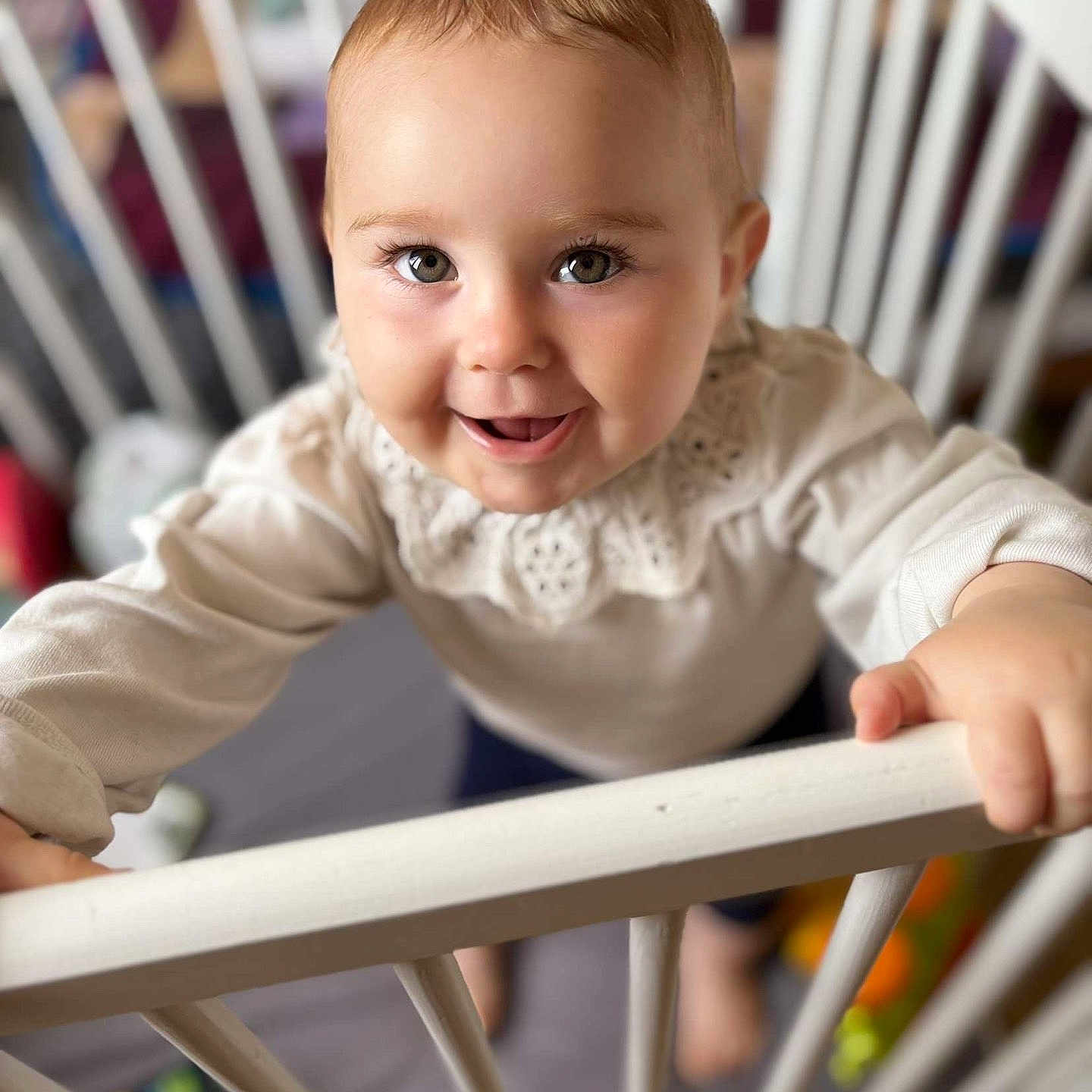 Charlie Potard a rejoint le concours — aidez-le/la à gagner de superbes lots ! baby, child, closeup, clothing, crib, cute, expression, eyes, face, furniture, hands, happy, holding, indoors, infant, person, portrait, smile, white, young