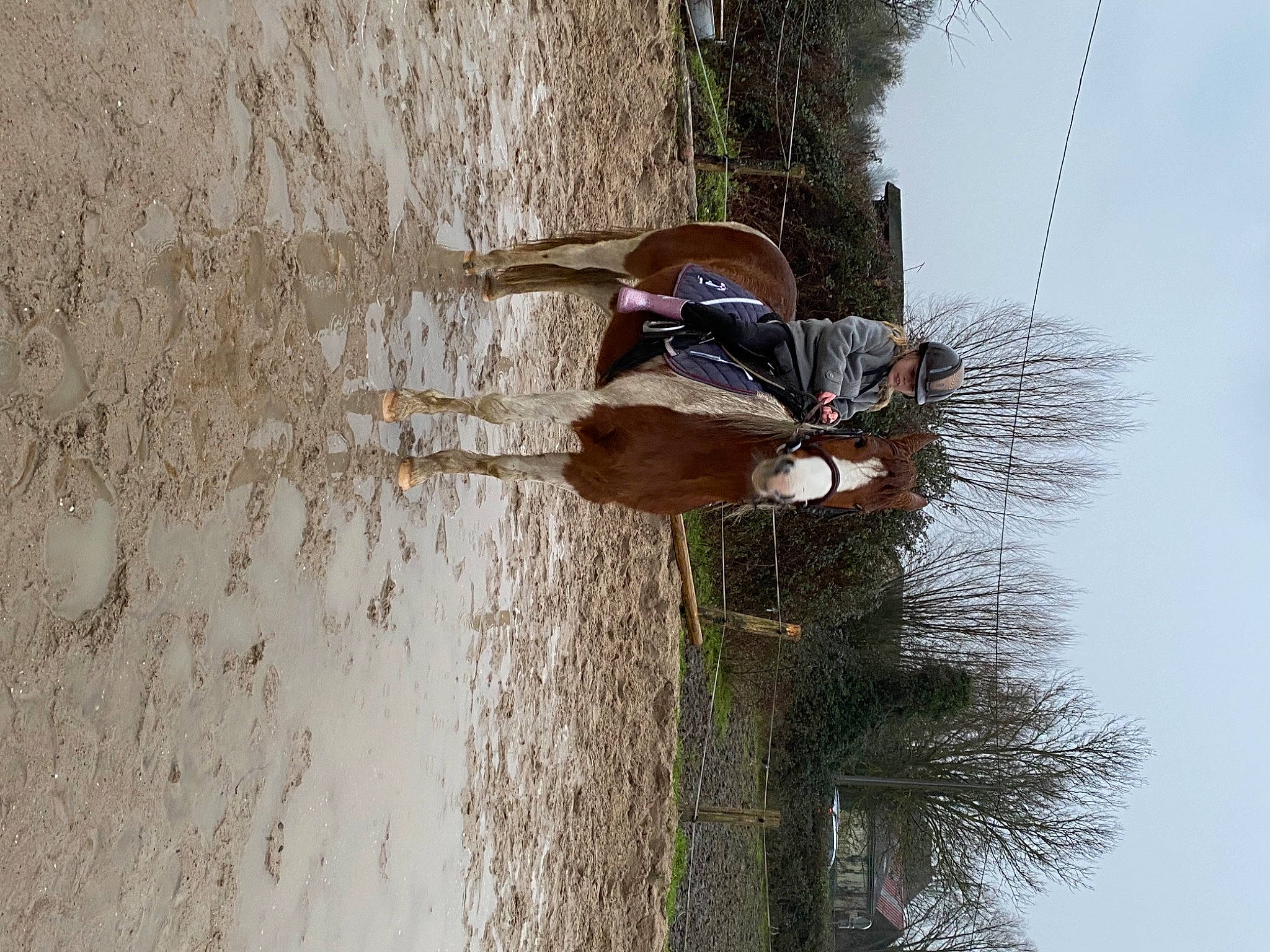Clélia a rejoint le concours — aidez-le/la à gagner de superbes lots ! branch, freezing, fun, hat, headwear, landscape, person, plant, recreation, reflection, sky, slope, snow, soil, tree, trunk, water, winter, wood