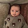 Lenzo a rejoint le concours — aidez-le/la à gagner de superbes lots ! baby, infant, face, eyes, tongue, sweater, teddy_bear, knitwear, texture, blanket, brown, beige, cute, child, portrait, lying_down, cozy, clothing, soft, warm