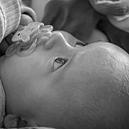 Aëdan a rejoint le concours — aidez-le/la à gagner de superbes lots ! baby, black_and_white, child, close_up, cute, expression, face, head, indoors, infant, lying_down, monochrome, newborn, pacifier, peaceful, portrait, skin, sleepwear, soft_light, young