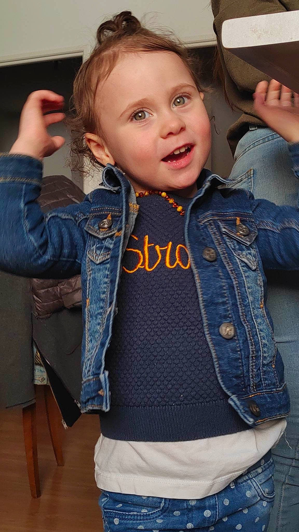 Maëllya a rejoint le concours — aidez-le/la à gagner de superbes lots ! baby_toddler_clothing, blue, cheek, eye, face, flash_photography, gesture, hairstyle, hand, head, iris, joint, lip, neck, person, photograph, shoulder, skin, sleeve, smile