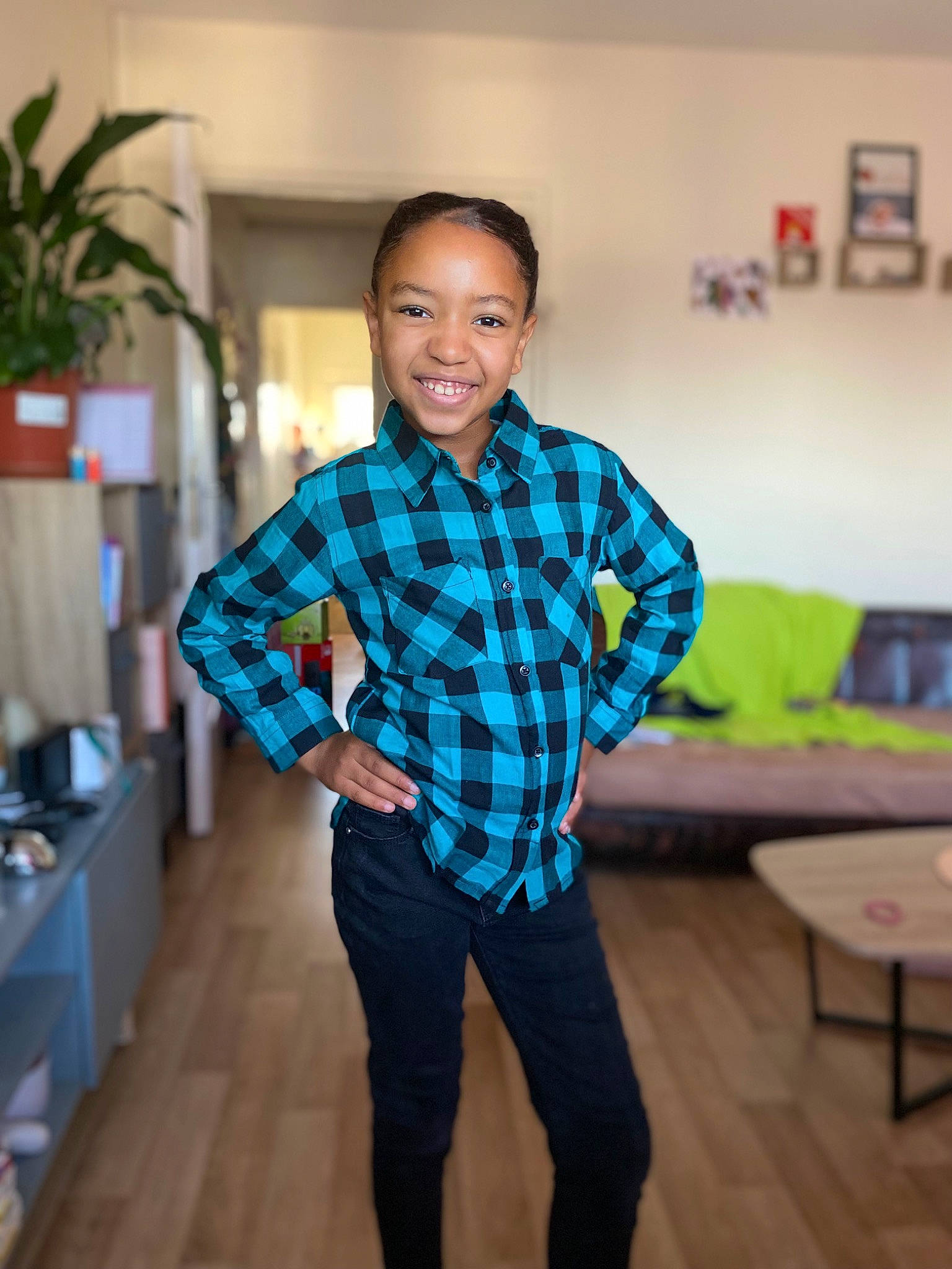 Nessa participe au concours pour gagner de l'argent avec cette photo : collar, dress_shirt, electric_blue, event, fashion_design, flash_photography, flooring, formal_wear, fun, happy, houseplant, joy, knee, leisure, pattern, person, plaid, sleeve, smile, sportswear