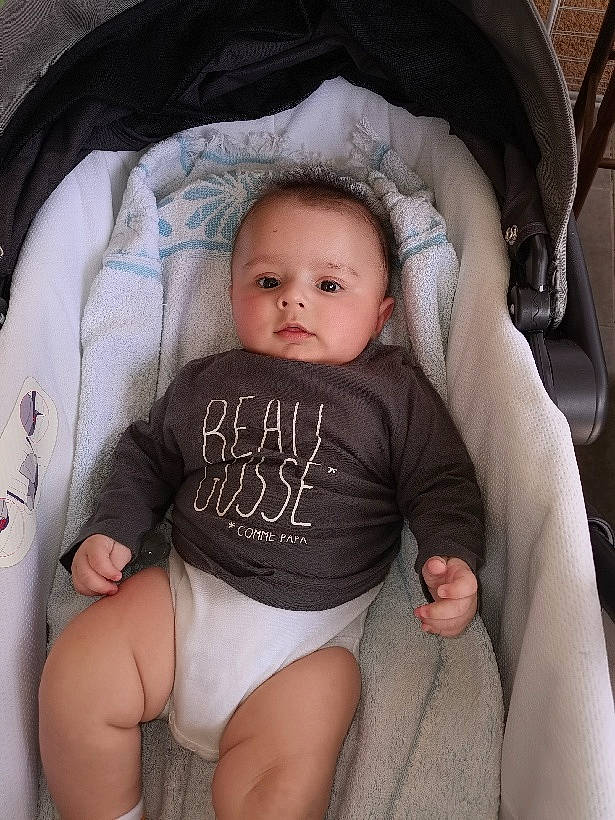 Valentin participe au concours pour gagner de l'argent avec cette photo : arm, chair, cheek, chin, comfort, facial_expression, hairstyle, hand, head, human, human_body, joint, leg, mouth, neck, organ, person, product, skin, textile