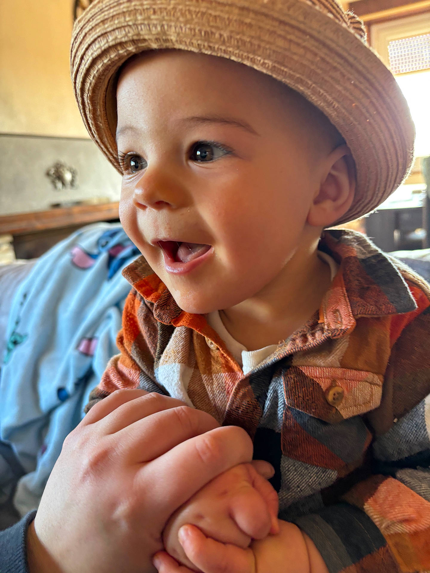 Tao participe au concours pour gagner de l'argent avec cette photo : baby, child, close_up, clothing, cute, expression, face, hand_holding, happy, hat, human, indoors, person, plaid_shirt, portrait, skin, smile, straw_hat, toddler, warm_lighting