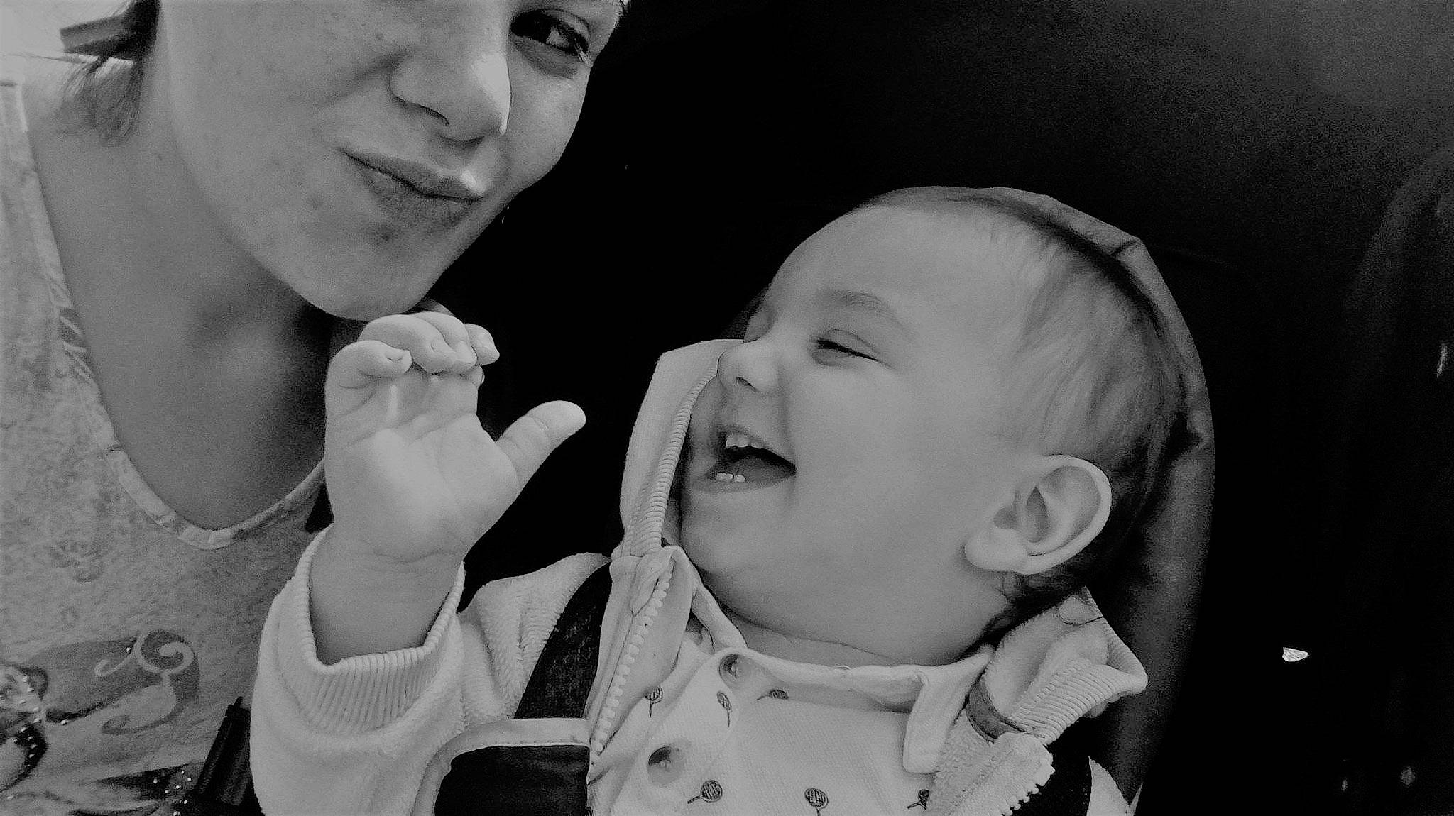 Kélyan participe au concours pour gagner de l'argent avec cette photo : baby, baby_toddler_clothing, cheek, child, ear, eating, eyebrow, food_craving, gesture, jaw, lip, mouth, nose, organ, person, portrait, portrait_photography, taste, toddler, tongue