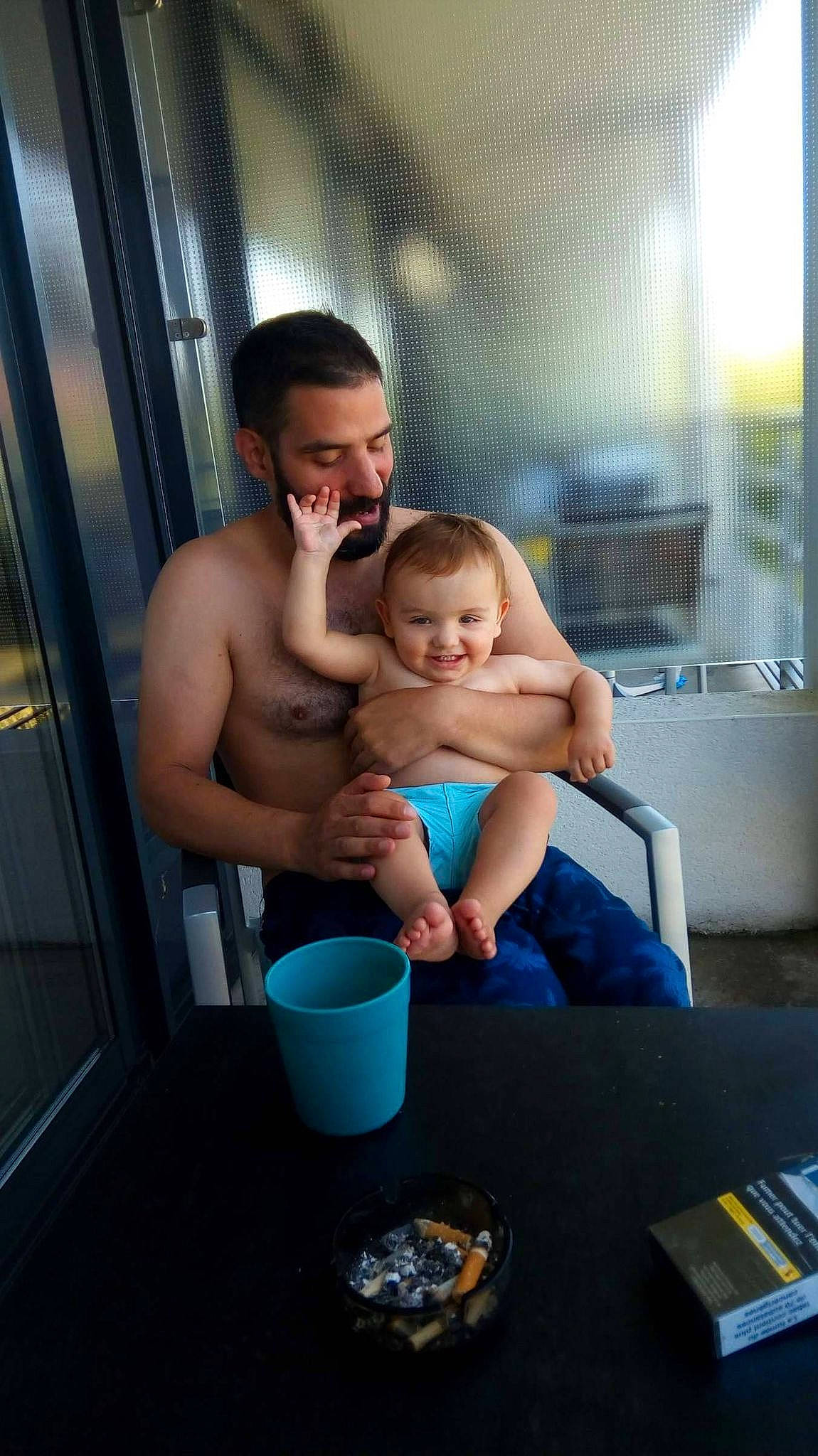 Kélyan a rejoint le concours — aidez-le/la à gagner de superbes lots ! abdomen, baby, baby_products, barechested, barefoot, chest, child, cup, foot, human, human_body, joy, lap, muscle, person, plate, product, stomach, thumb, toddler