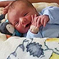 Kélyan a rejoint le concours — aidez-le/la à gagner de superbes lots ! baby, baby_products, baby_sleeping, baby_toddler_clothing, blue, cheek, child, comfort, facial_expression, finger, linens, organ, person, photograph, photography, product, skin, snapshot, thumb, toddler