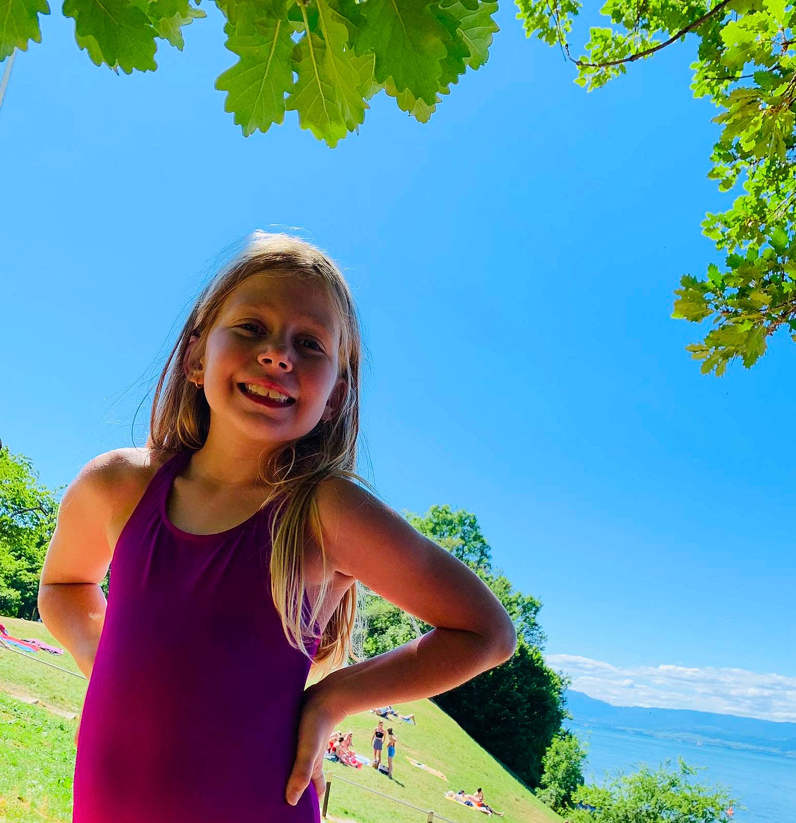 Buna participe au concours pour gagner de l'argent avec cette photo : botany, cool, daytime, fawn, flash_photography, grass, green, hairstyle, happy, joy, leaf, leisure, nature, people_in_nature, person, plant, sky, smile, sunlight, travel