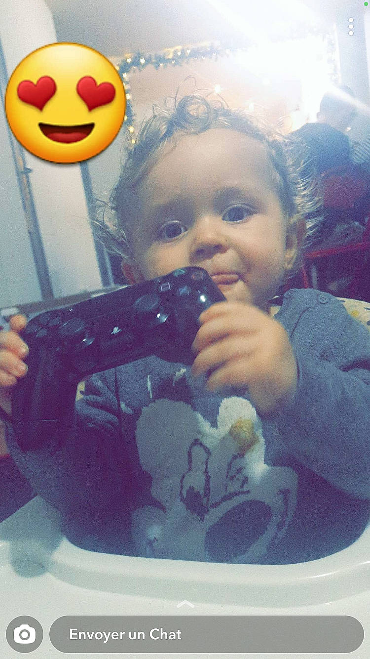 Sohann participe au concours pour gagner de l'argent avec cette photo : blue, cool, eye, face, facial_expression, finger, fun, gesture, hair, hairstyle, happy, head, mouth, organ, people, person, photograph, smile, snapshot, thumb