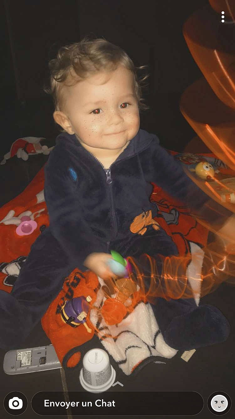 Sohann a rejoint le concours — aidez-le/la à gagner de superbes lots ! baby, baby_toddler_clothing, cheek, child, event, finger, flash_photography, flooring, fun, happy, iris, joy, nose, orange, person, sitting, skin, sleeve, smile, toddler