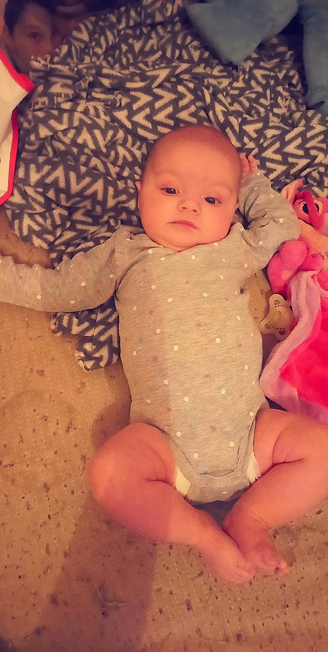 Louane a rejoint le concours — aidez-le/la à gagner de superbes lots ! arm, baby, baby_toddler_clothing, cheek, comfort, face, finger, gesture, head, human_body, iris, leg, lip, mouth, muscle, neck, nose, person, skin, stomach