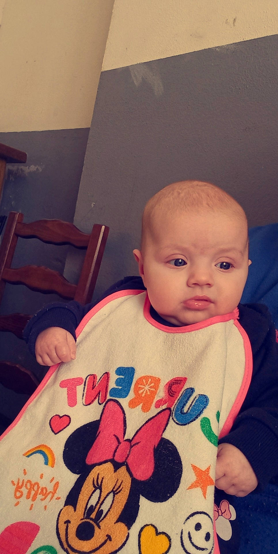 Louane participe au concours pour gagner de l'argent avec cette photo : baby, baby_toddler_clothing, bib, cheek, child, chin, comfort, cool, finger, forehead, fun, happy, lip, mouth, nose, person, pink, skin, sleeve, t_shirt