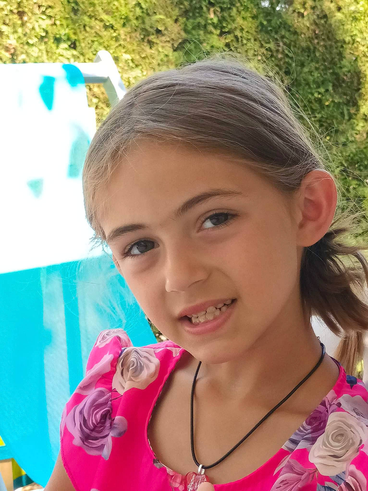 Lola participe au concours pour gagner de l'argent avec cette photo : black_hair, child, chin, clothing, ear, eye, eyebrow, eyelash, hair, hairstyle, happy, iris, joy, leisure, lip, neck, nose, person, pink, skin