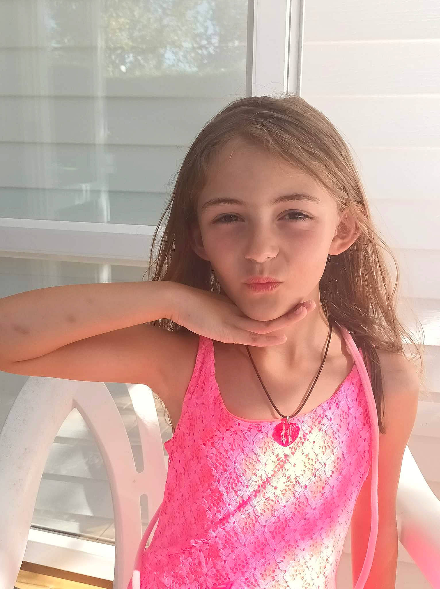 Lola a rejoint le concours — aidez-le/la à gagner de superbes lots ! blond, brown_hair, elbow, facial_expression, fun, hair, happy, human_leg, lip, long_hair, magenta, neck, person, shoulder, skin, sleeveless_shirt, textile, thigh, trunk, waist