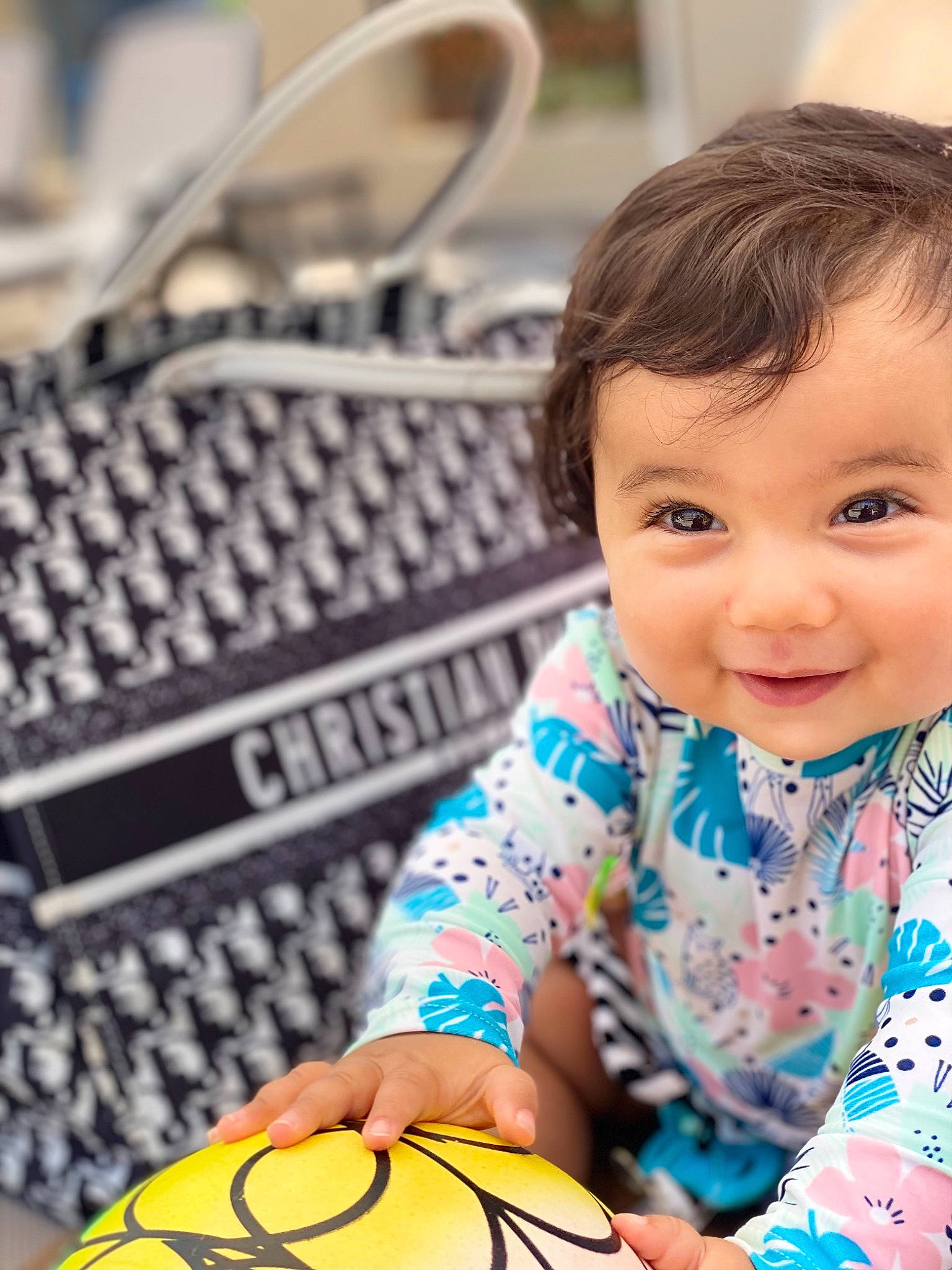 Al Qalam a rejoint le concours — aidez-le/la à gagner de superbes lots ! baby, baby_toddler_clothing, ball, child, face, football, fun, happy, leisure, pattern, person, photograph, sitting, skin, smile, snapshot, soccer_ball, sports_equipment, toddler, white