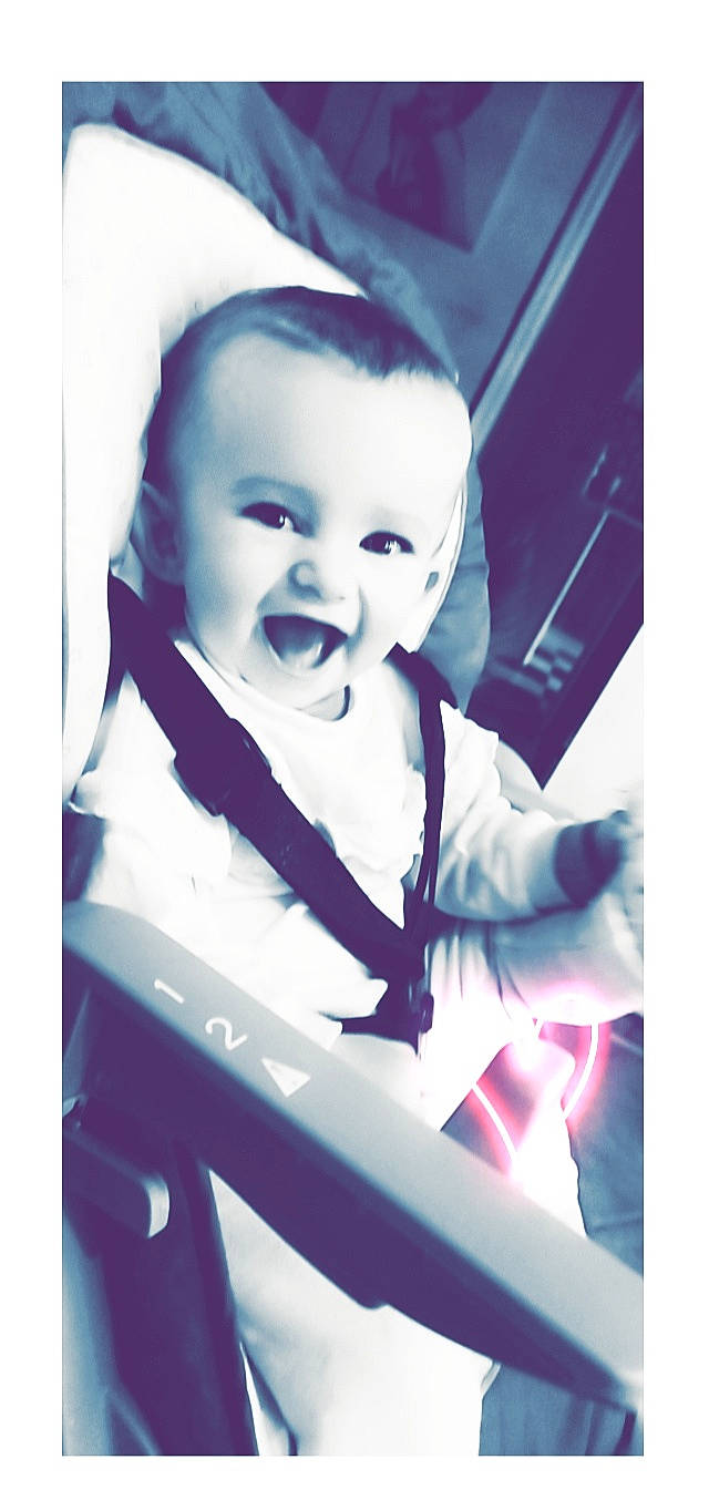 Tess a rejoint le concours — aidez-le/la à gagner de superbes lots ! baby, baby_carriage, baby_toddler_clothing, cheek, electronic_device, eye, eyebrow, face, happy, head, headgear, iris, magenta, nose, person, sleeve, smile, t_shirt, technology, toddler