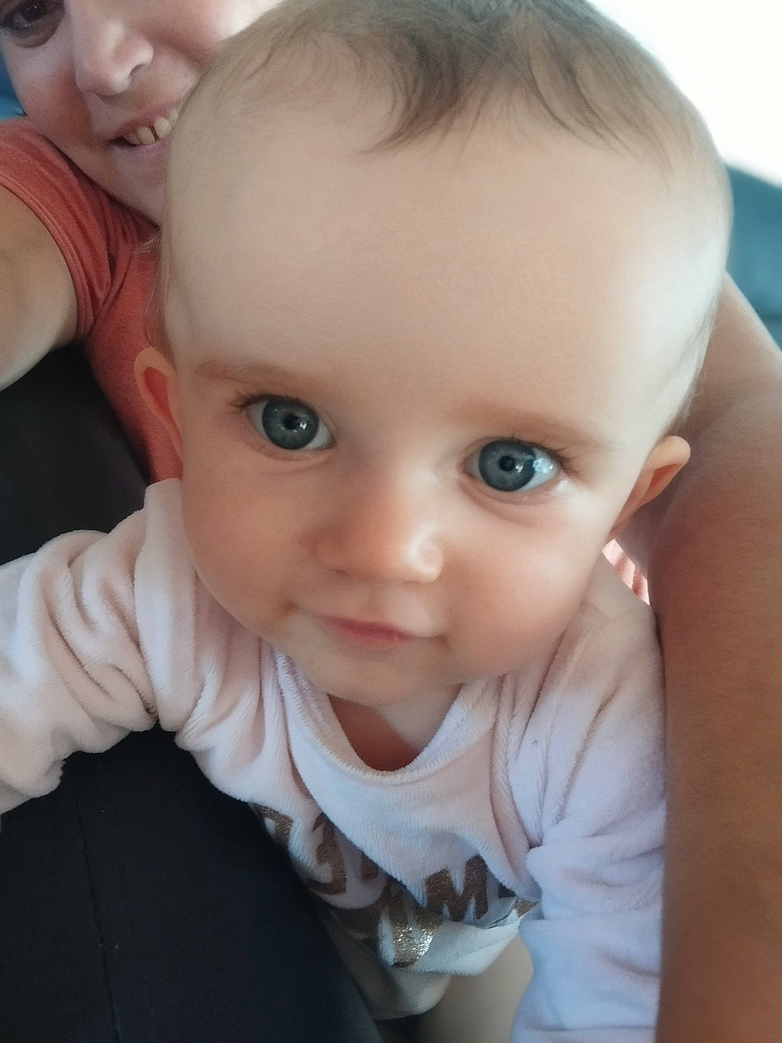 Tess a rejoint le concours — aidez-le/la à gagner de superbes lots ! baby_toddler_clothing, cheek, chin, ear, eye, eyebrow, eyelash, face, hair, hairstyle, head, iris, lip, mouth, muscle, neck, nose, person, skin, sleeve