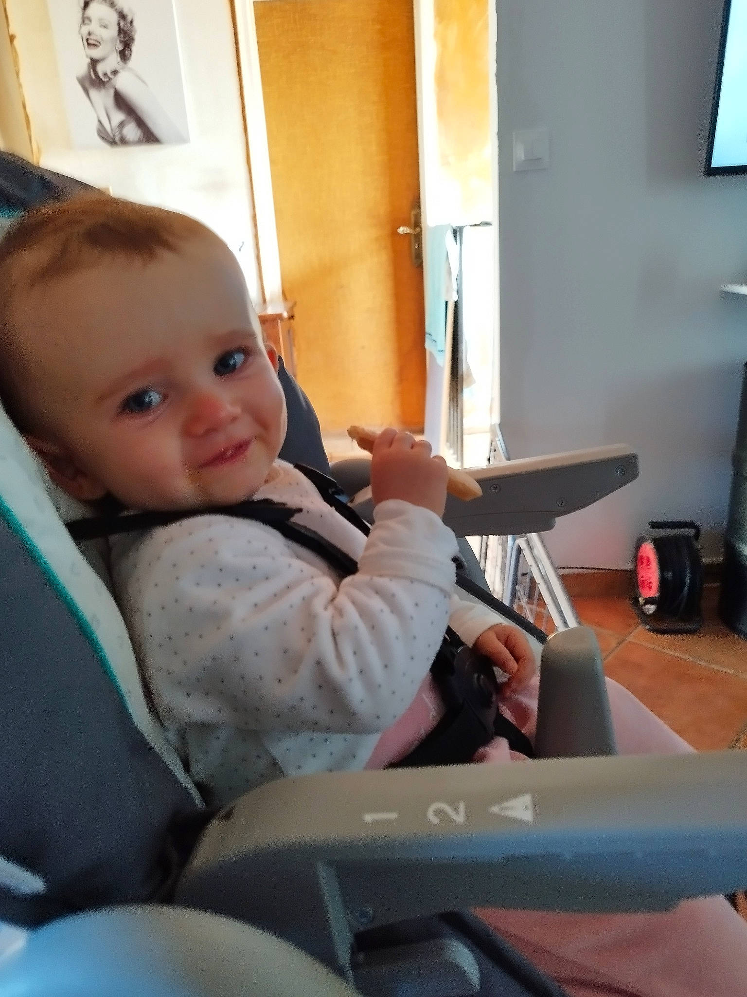 Tess a rejoint le concours — aidez-le/la à gagner de superbes lots ! baby, baby_toddler_clothing, chair, child, comfort, desk, flooring, fun, happy, joint, person, room, sitting, skin, smile, standing, table, thumb, toddler, vacation