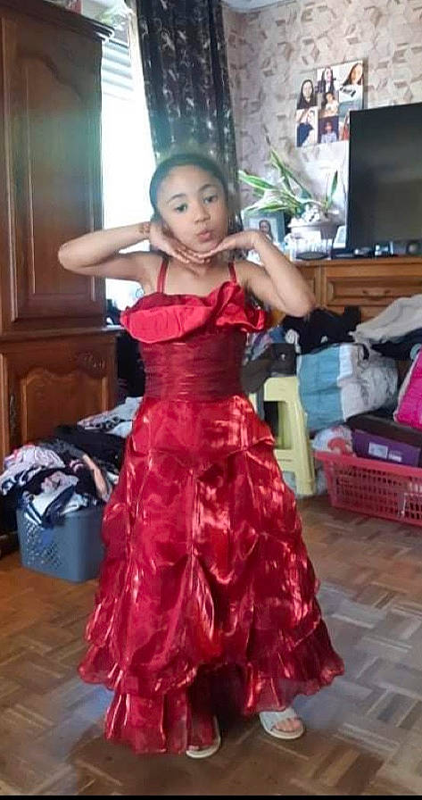 Louna participe au concours pour gagner de l'argent avec cette photo : abdomen, bridal_clothing, bridal_party_dress, dance, dress, event, fashion_design, flooring, formal_wear, gown, happy, human_body, long_hair, luggage_and_bags, magenta, one_piece_garment, person, satin, television, trunk