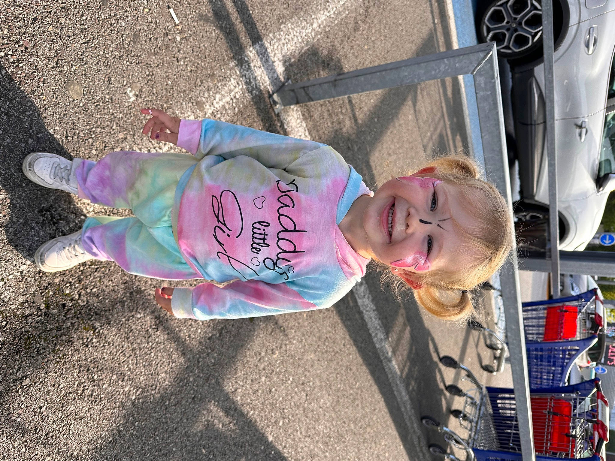 Maina participe au concours pour gagner de l'argent avec cette photo : auto_part, automotive_exterior, automotive_lighting, automotive_tire, automotive_wheel_system, bumper, car, child, fun, hat, joy, motor_vehicle, person, pink, smile, t_shirt, tire, toddler, tree, vehicle