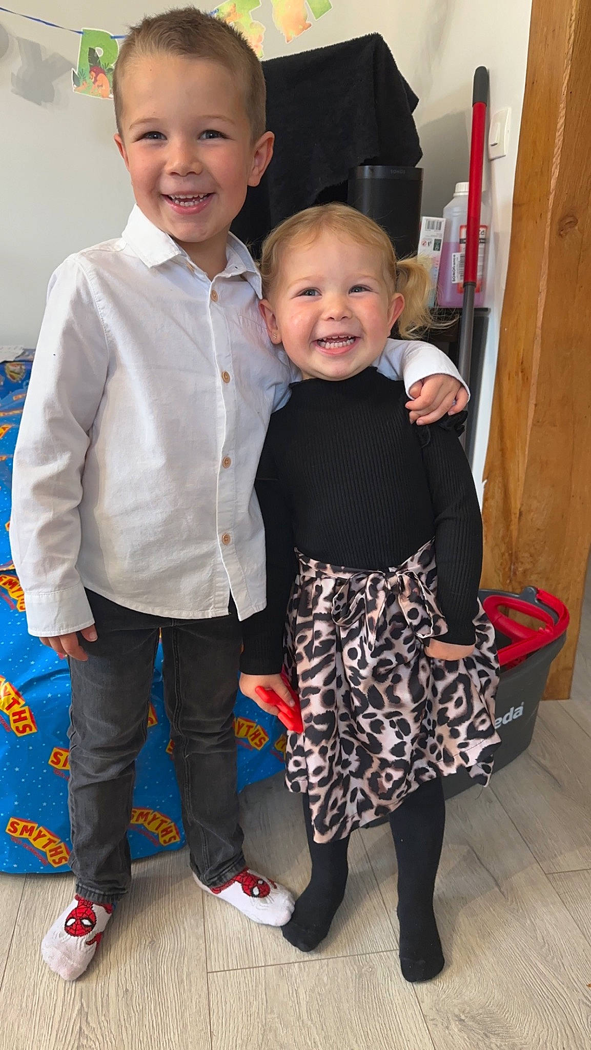 Maina participe au concours pour gagner de l'argent avec cette photo : clothing, eye, face, facial_expression, fashion, footwear, hairstyle, happy, head, iris, joy, leg, organ, outerwear, person, photograph, product, sleeve, smile, standing