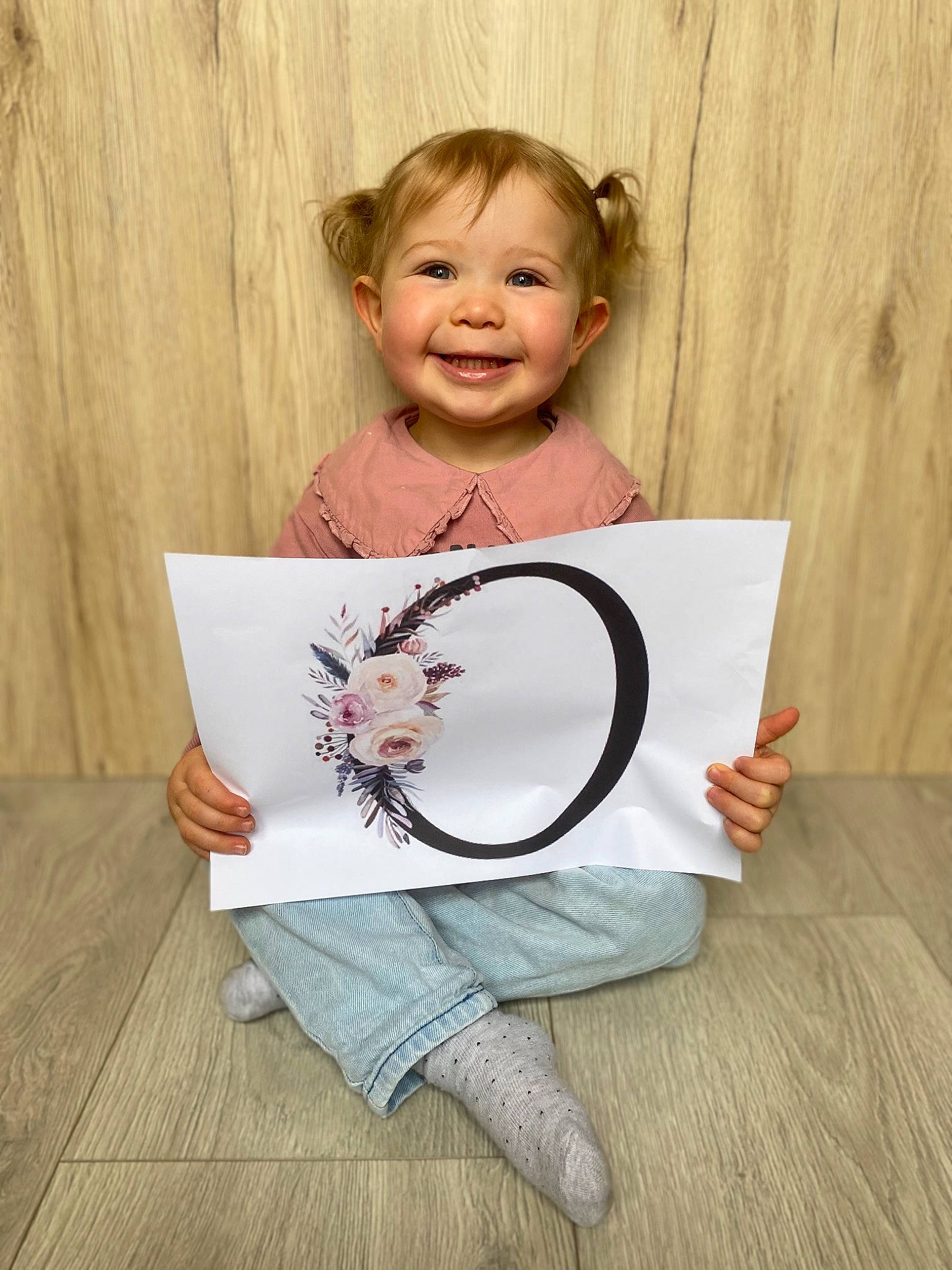 Maina a rejoint le concours — aidez-le/la à gagner de superbes lots ! baby_toddler_clothing, child, child_art, drawing, dress, face, fun, hair, happy, head, human_body, jewellery, joy, pattern, person, room, sitting, sleeve, smile, t_shirt