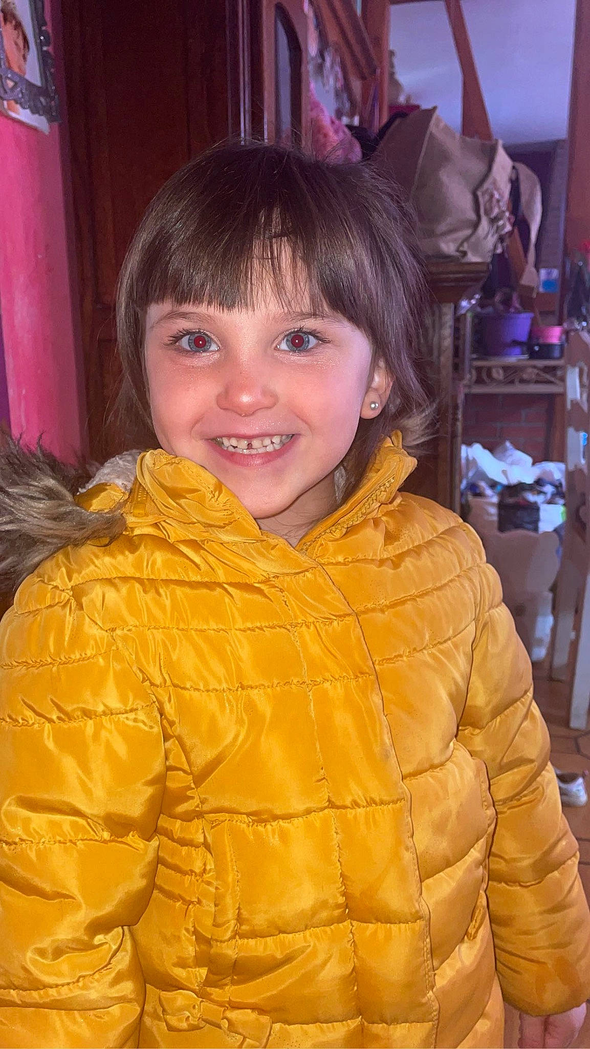 Alexya a rejoint le concours — aidez-le/la à gagner de superbes lots ! bangs, cheek, chin, eye, face, fun, fur_clothing, hair, hairstyle, happy, head, iris, jacket, joy, long_hair, nose, person, skin, sleeve, smile