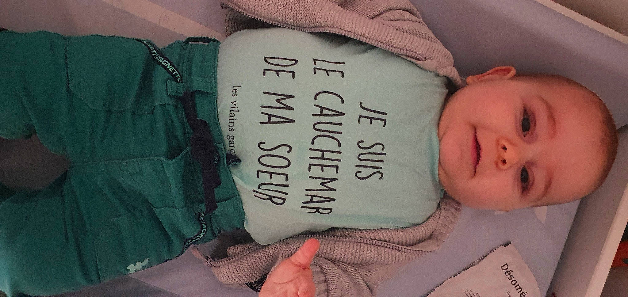 Alexis a rejoint le concours — aidez-le/la à gagner de superbes lots ! baby, baby_toddler_clothing, bag, child, comfort, design, finger, font, hat, linens, nail, pattern, person, room, skin, sleeve, smile, t_shirt, thigh, thumb