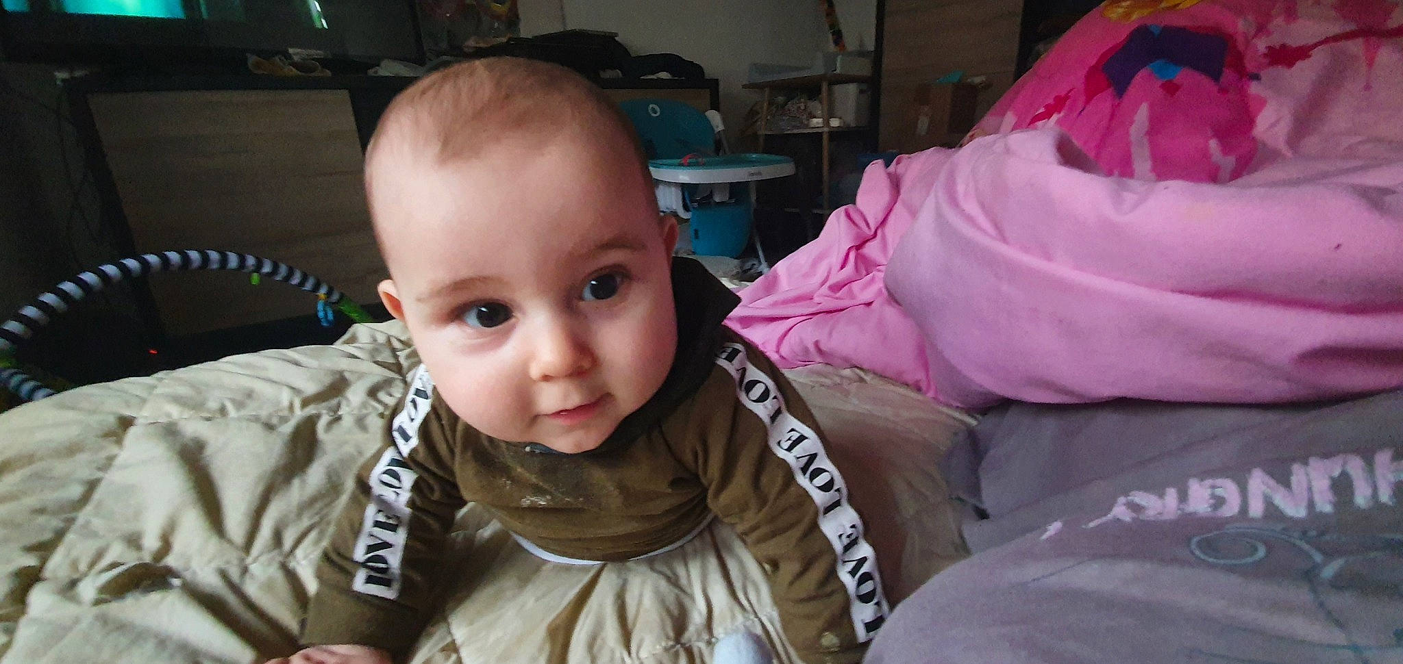 Alexis participe au concours pour gagner de l'argent avec cette photo : baby, baby_toddler_clothing, cheek, child, chin, comfort, eyebrow, flooring, fun, fur, hoodie, iris, magenta, person, room, sitting, sleeve, smile, toddler, under_exposed