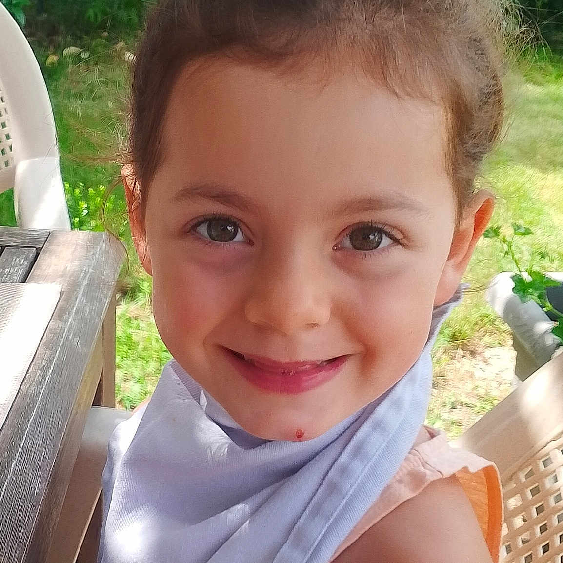 Emma a rejoint le concours — aidez-le/la à gagner de superbes lots ! backyard, bench, child, clothing, dress, face, female, furniture, girl, grass, happy, head, nature, outdoors, person, photography, plant, portrait, smile, yard