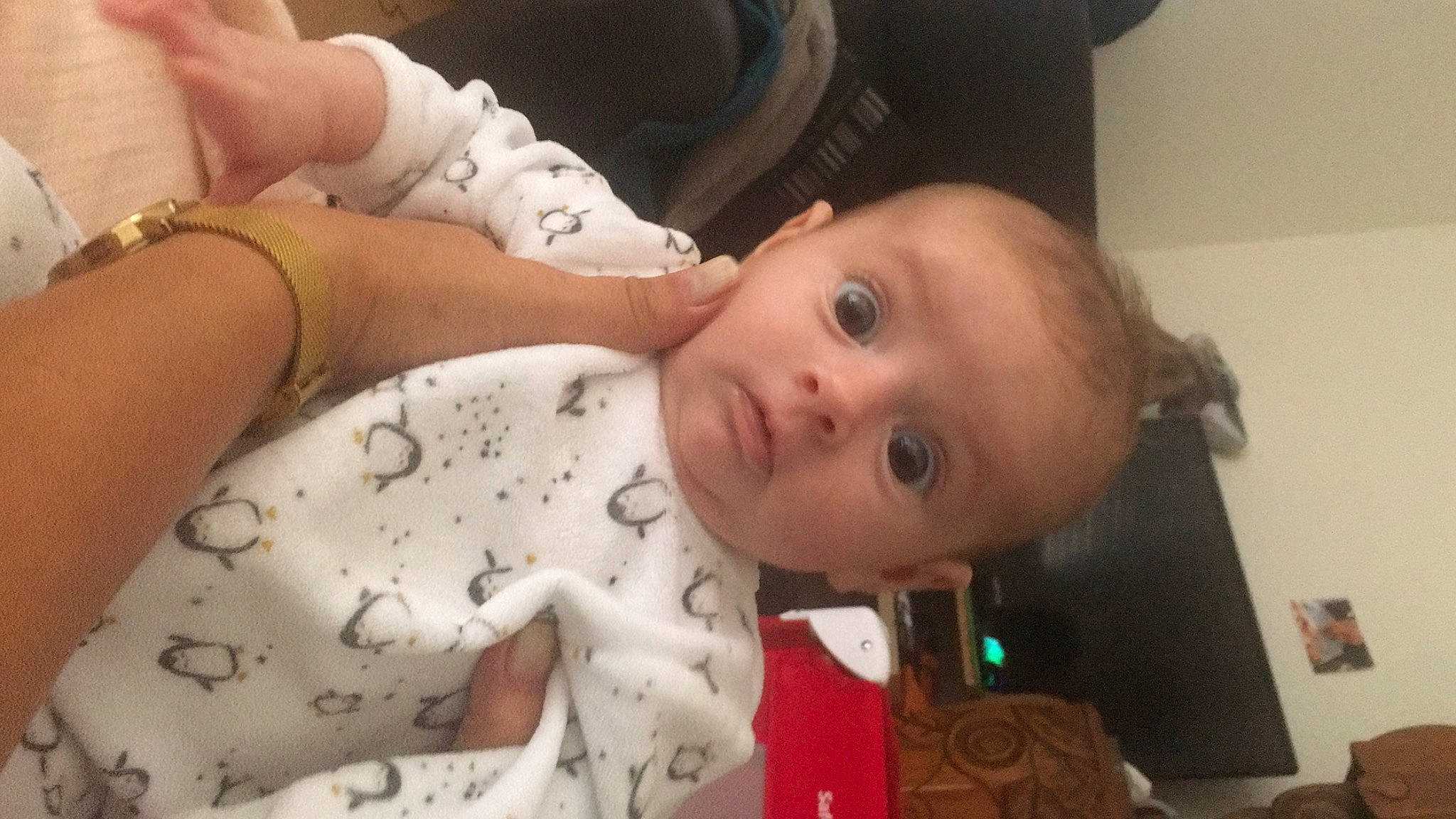 Kaylia a rejoint le concours — aidez-le/la à gagner de superbes lots ! arm, baby, baby_toddler_clothing, cheek, child, comfort, eye, face, finger, fun, head, iris, mouth, nose, person, skin, sleeve, smile, surprise, thumb