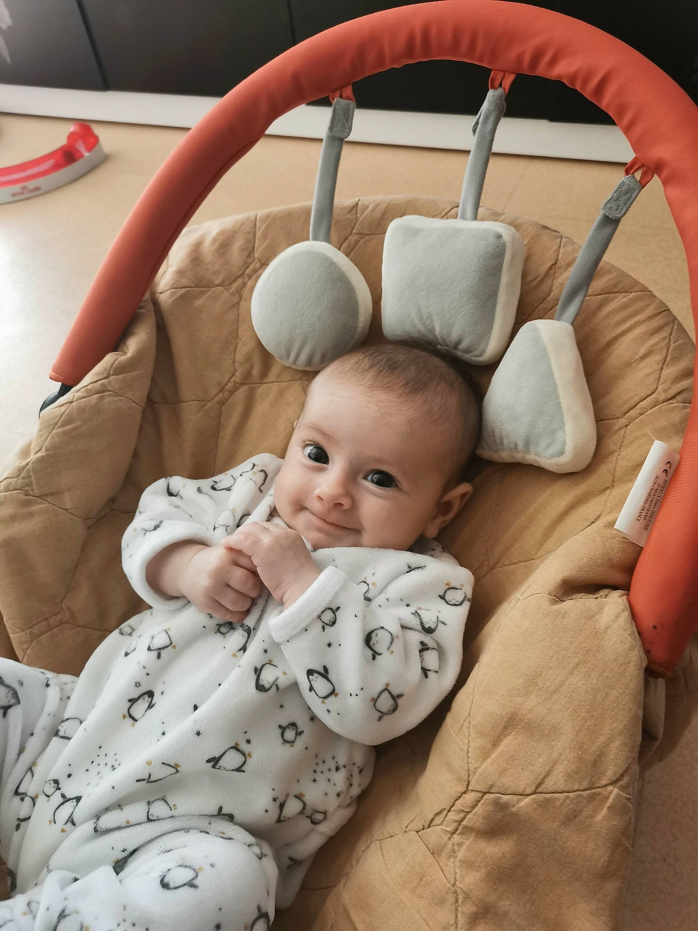 Kaylia a rejoint le concours — aidez-le/la à gagner de superbes lots ! baby, baby_products, baby_safety, baby_sleeping, baby_toddler_clothing, bedding, cheek, child, comfort, flooring, happy, infant_bed, joy, linens, person, room, sitting, skin, sleeve, textile