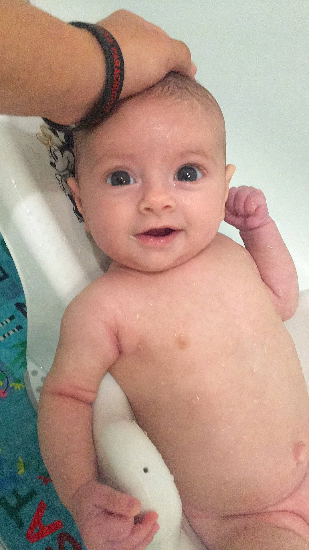 Kaylia participe au concours pour gagner de l'argent avec cette photo : arm, baby_bathing, blue, cheek, eye, eyebrow, eyelash, fluid, hand, head, human_body, lip, mouth, muscle, nose, organ, person, skin, smile, stomach