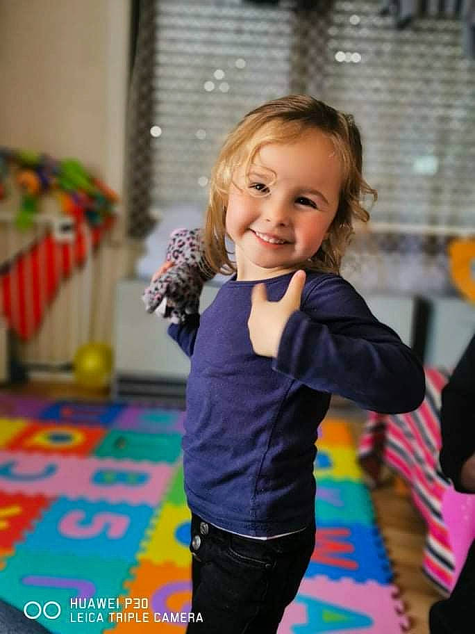 Louise participe au concours pour gagner de l'argent avec cette photo : baby_playing_with_toys, child, electric_blue, event, flooring, fun, happy, joy, kindergarten, laugh, leisure, party, person, play, portrait_photography, recreation, room, sitting, smile, t_shirt