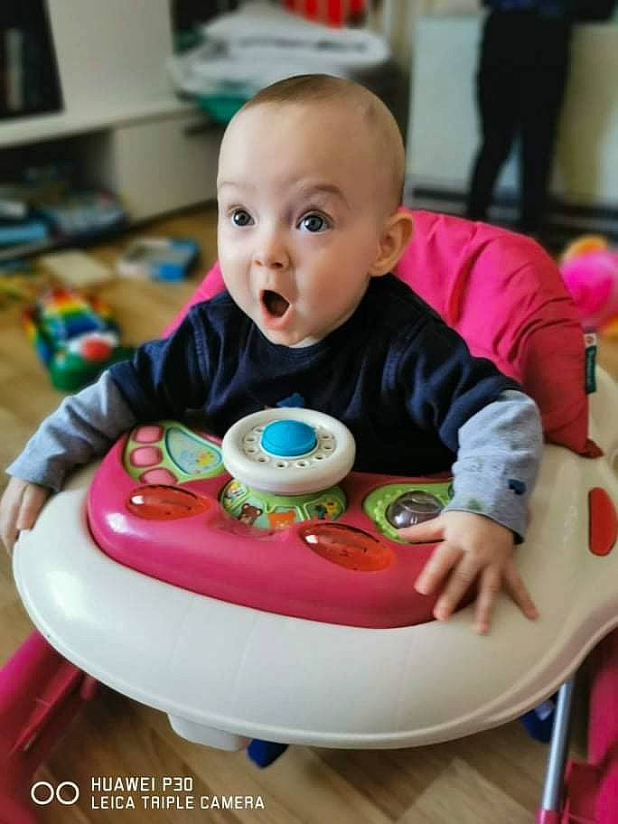 Louis participe au concours pour gagner de l'argent avec cette photo : baby, baby_playing_with_toys, baby_toddler_clothing, chair, child, event, facial_expression, food, fun, happy, leisure, person, plastic, product, sharing, sitting, skin, surprise, sweetness, table