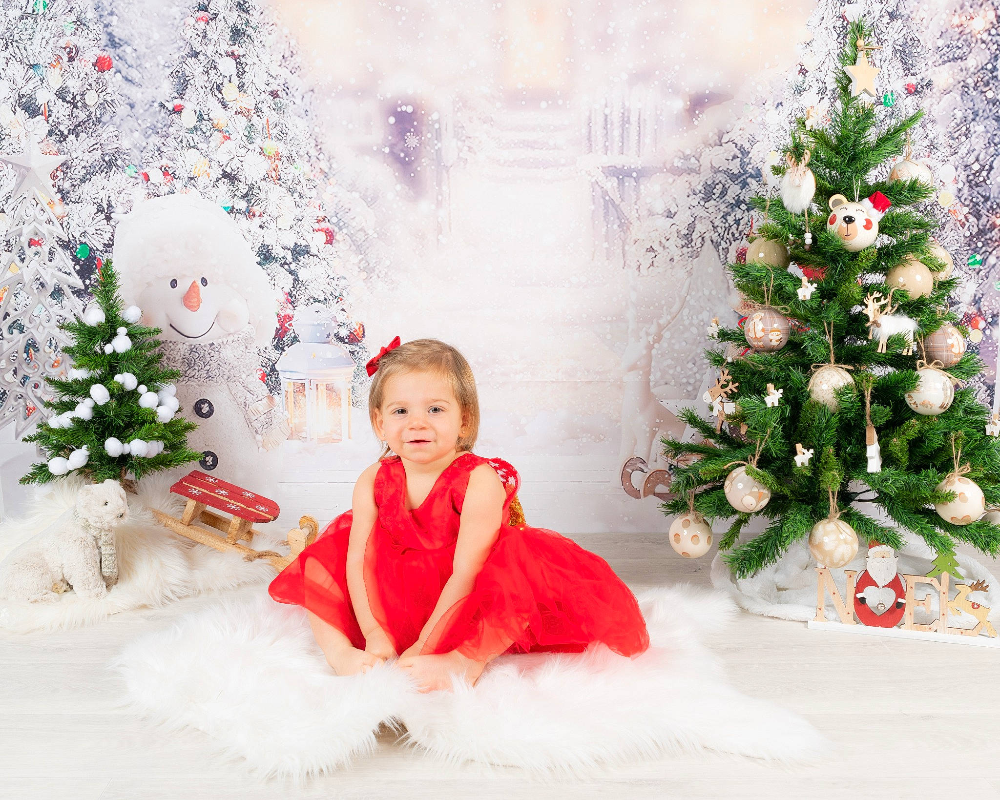 Emmy a rejoint le concours — aidez-le/la à gagner de superbes lots ! baby, baby_toddler_clothing, branch, christmas_decoration, christmas_ornament, christmas_tree, event, evergreen, happy, holiday, holiday_ornament, human_body, joy, ornament, person, plant, smile, toddler, tree, white