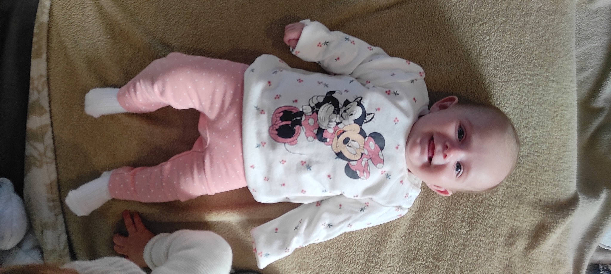 Elise a rejoint le concours — aidez-le/la à gagner de superbes lots ! baby, baby_products, baby_safety, baby_toddler_clothing, cheek, child, comfort, face, head, human_body, joy, linens, lip, nose, pattern, person, pink, product, skin, sleeve