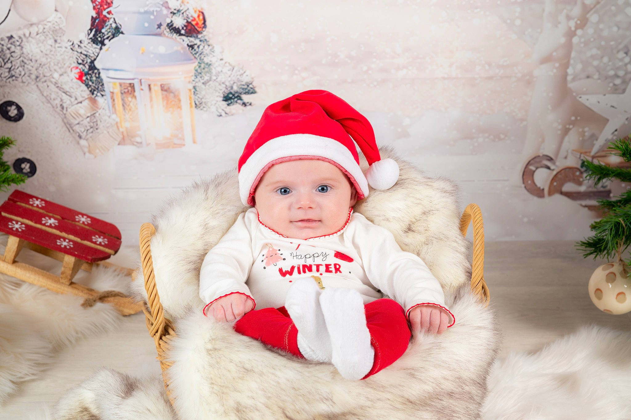 Elise a rejoint le concours — aidez-le/la à gagner de superbes lots ! baby, baby_toddler_clothing, cap, christmas_decoration, christmas_ornament, comfort, costume_hat, event, flowerpot, happy, hat, headgear, headwear, holiday, person, plant, red, santa_claus, sleeve, smile