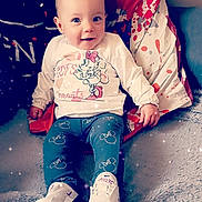 Lilou participe au concours pour gagner de l'argent avec cette photo : baby, child, sitting, smiling, face, clothing, sneakers, toy, blanket, indoor, cute, happy, portrait, colorful, pattern, footwear, young_child, cozy, furniture, sparkle_effect