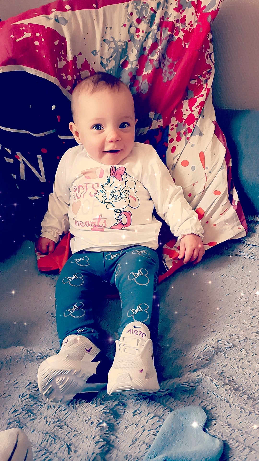 Lilou participe au concours pour gagner de l'argent avec cette photo : baby, child, sitting, smiling, face, clothing, sneakers, toy, blanket, indoor, cute, happy, portrait, colorful, pattern, footwear, young_child, cozy, furniture, sparkle_effect