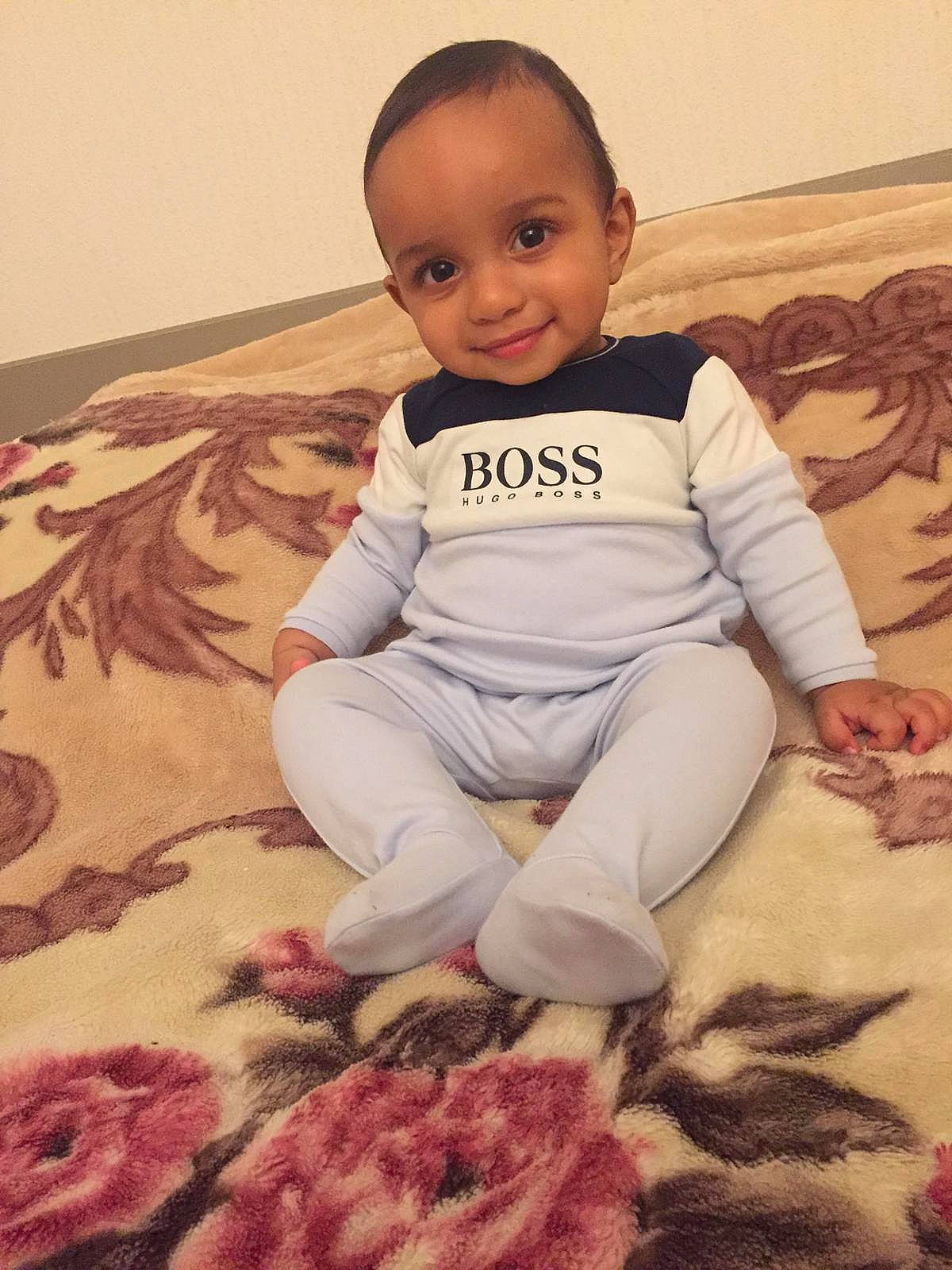 Merwan a rejoint le concours — aidez-le/la à gagner de superbes lots ! baby, baby_toddler_clothing, cheek, child, face, head, joy, person, pink, sitting, skin, smile, t_shirt, textile, toddler