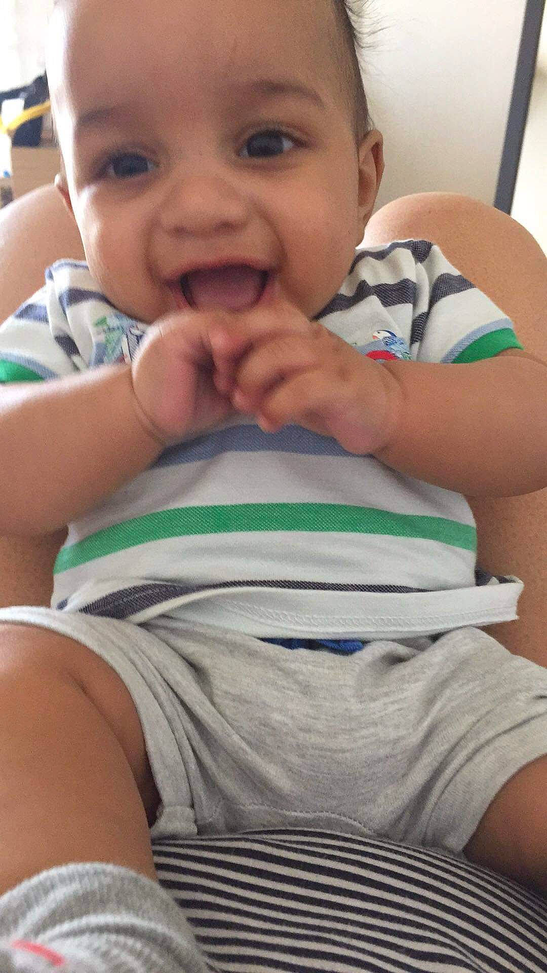 Merwan a rejoint le concours — aidez-le/la à gagner de superbes lots ! abdomen, arm, baby, cheek, child, facial_expression, finger, hand, leg, mouth, muscle, nose, person, sitting, skin, smile, thigh, toddler, trunk