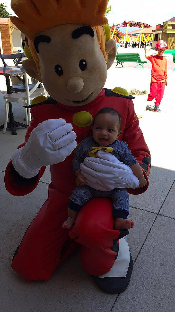 Merwan participe au concours pour gagner de l'argent avec cette photo : child, fun, mascot, person, red, smile, stuffed_toy, toddler, toy, under_exposed, vacation, world