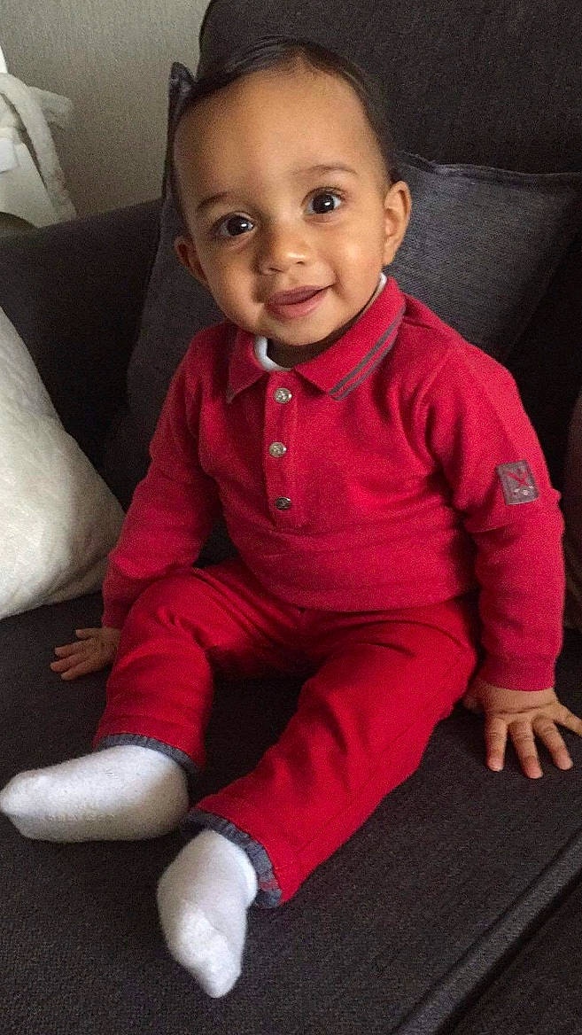 Merwan a rejoint le concours — aidez-le/la à gagner de superbes lots ! baby, cheek, child, child_model, face, head, outerwear, person, red, sitting, skin, sleeve, smile, standing, toddler