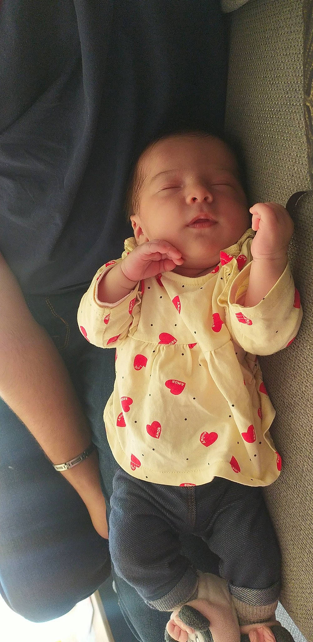 Julia a rejoint le concours — aidez-le/la à gagner de superbes lots ! arm, baby, baby_toddler_clothing, cheek, comfort, facial_expression, gesture, hairstyle, hand, head, human_body, iris, joint, lip, mouth, neck, nose, person, skin, sleeve