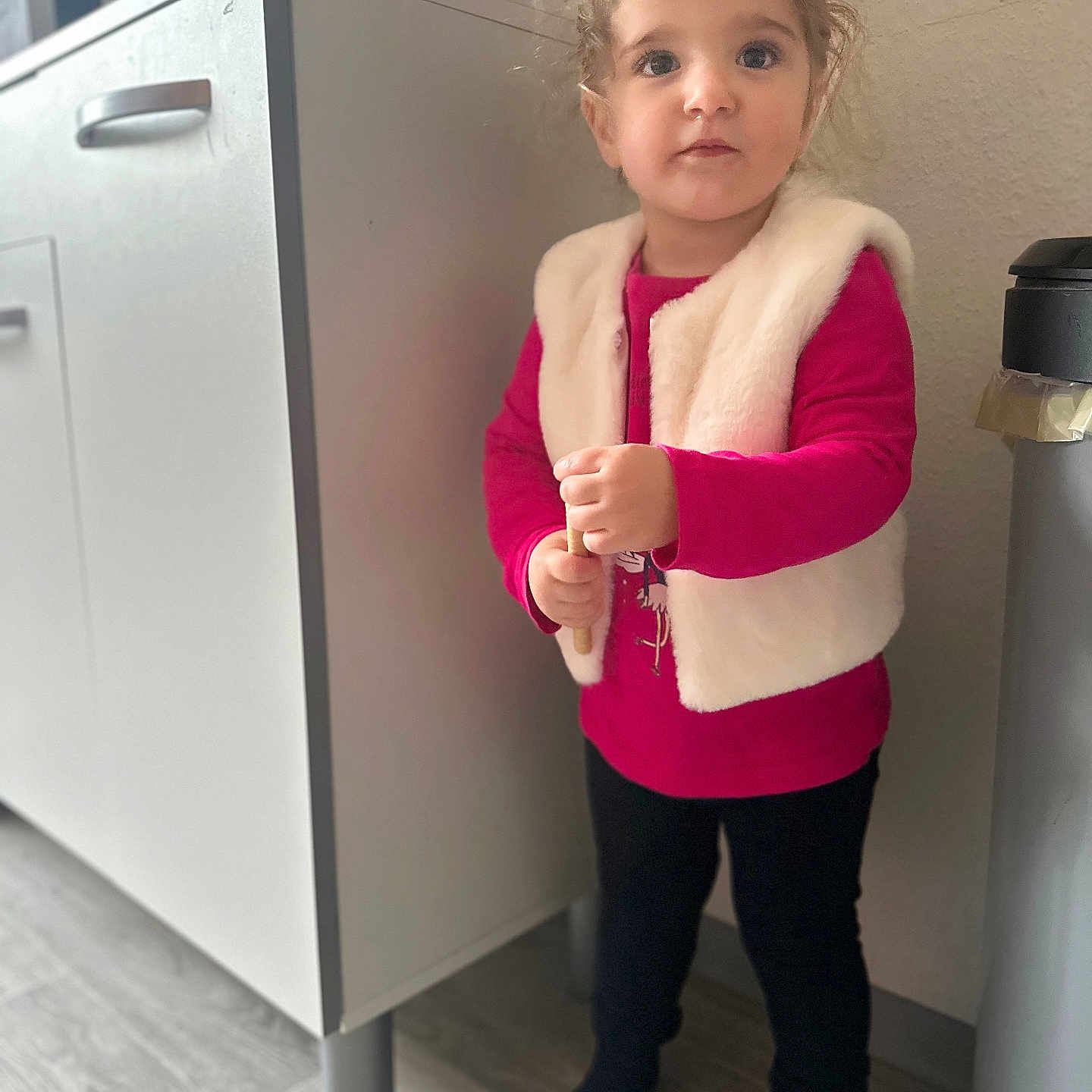 Seren participe au concours pour gagner de l'argent avec cette photo : bodypart, cabinet, child, clothing, drawer, face, female, filingcabinet, finger, furniture, girl, hand, head, hiding, knitwear, person, photography, portrait, standing, sweater