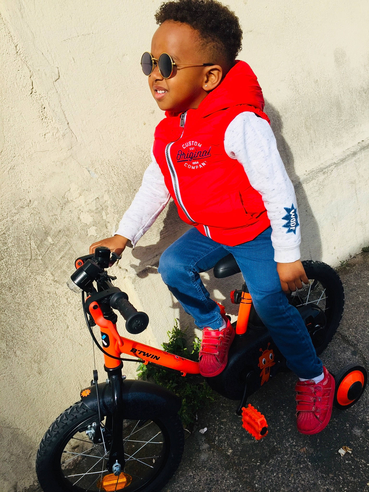 Khays participe au concours pour gagner de l'argent avec cette photo : automotive_wheel_system, bicycle, child, cool, cycling, eyewear, male, outerwear, person, personal_protective_equipment, recreation, sunglasses, t_shirt, toddler, vehicle, wheel