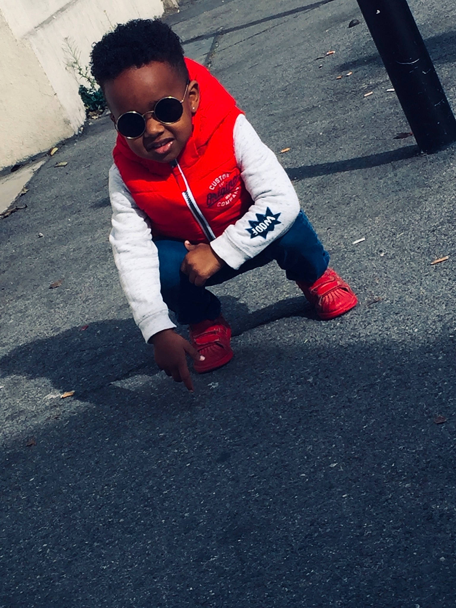 Khays participe au concours pour gagner de l'argent avec cette photo : asphalt, child, cool, eyewear, footwear, glasses, jeans, leg, person, recreation, red, road, road_surface, shoe, street, sunglasses, t_shirt, vision_care