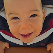 Kayson a rejoint le concours — aidez-le/la à gagner de superbes lots ! baby, child, smiling, face, eyes, jacket, hood, hands, stroller, warm_clothing, happy, infant, cute, portrait, closeup, baby_teeth, outdoor, playful, person, young_child